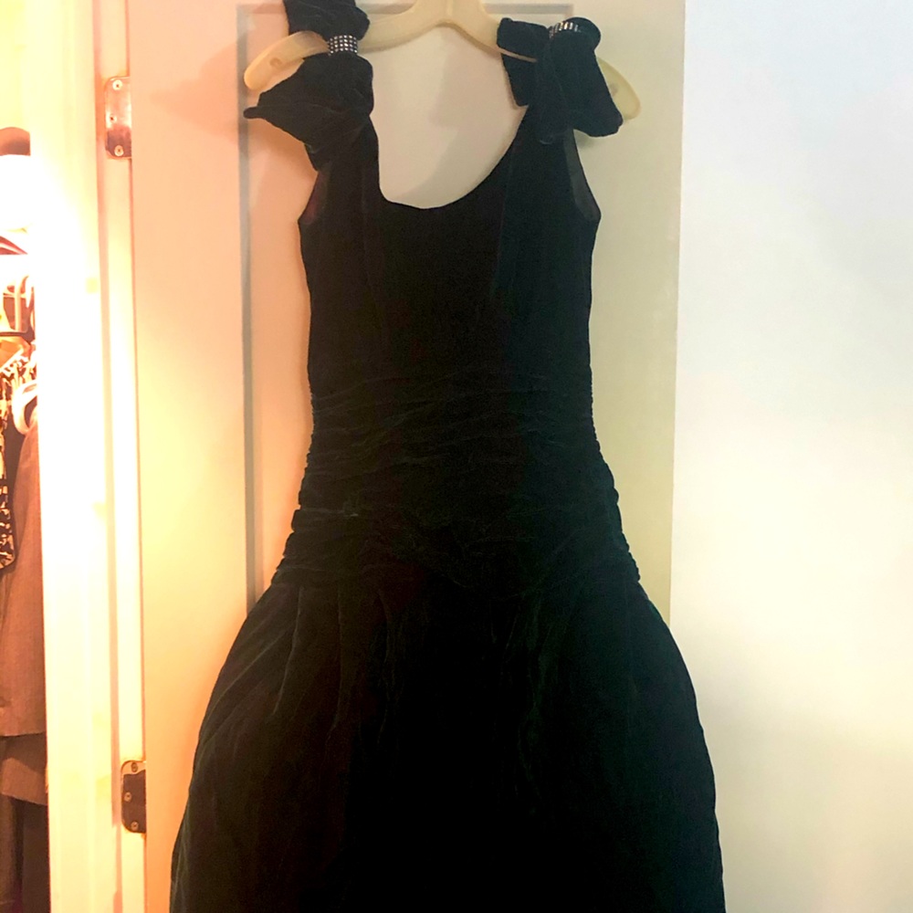 1990s Green Velvet tapered hem cocktail dress